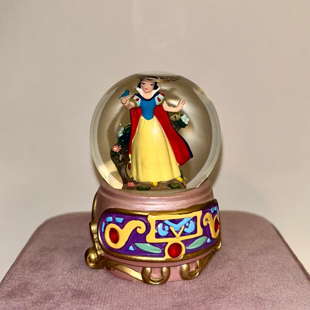 Disney Princess Snow White Miniature Snow Globe